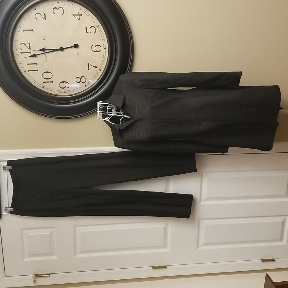 Tahari Sophisticated professional pantsuit. Size 4. EUC